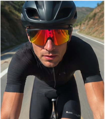 Ciclista usando las gafas deportivas inteligentes