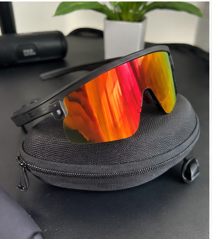 Gafas deportivas inteligentes sobre su estuche